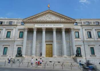 Kualifikimet e rreme akademike në CV, dorëheqje të njëpasnjëshme politikanësh në Spanjë