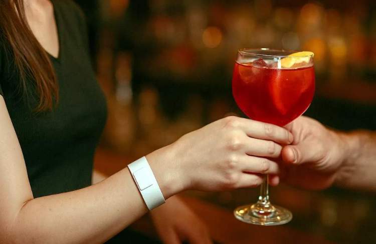 Byzylyku që shpëton jetë: Arma e re kundër substancave që përdoren për abuzim seksual në takime