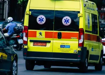 Krimi në Greqi: Vajza lajmëroi ambulancën kur pa nënën të mbuluar në gjak