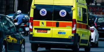 Krimi në Greqi: Vajza lajmëroi ambulancën kur pa nënën të mbuluar në gjak