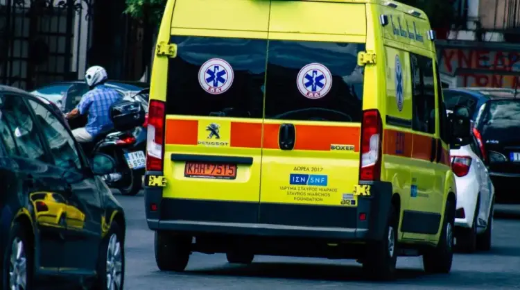 Krimi në Greqi: Vajza lajmëroi ambulancën kur pa nënën të mbuluar në gjak