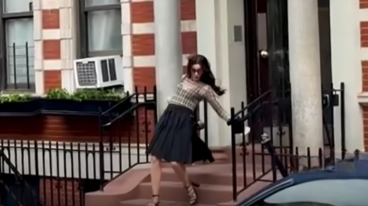 Incident i papritur në sheshxhirimin e “The Devil Wears Prada 2”, Anne Hathaway bie nga shkallët