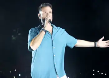 Konstantinos Argyros kërkon 1 minutë heshtje për mikun e tij që u vra: Ky koncert i kushtohet atij