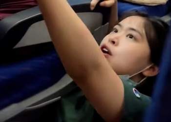 Moment tronditës: Familja sulmon gruan pas ankesës për djalin gjatë fluturimit 3-orësh