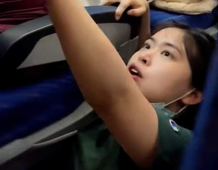 Moment tronditës: Familja sulmon gruan pas ankesës për djalin gjatë fluturimit 3-orësh