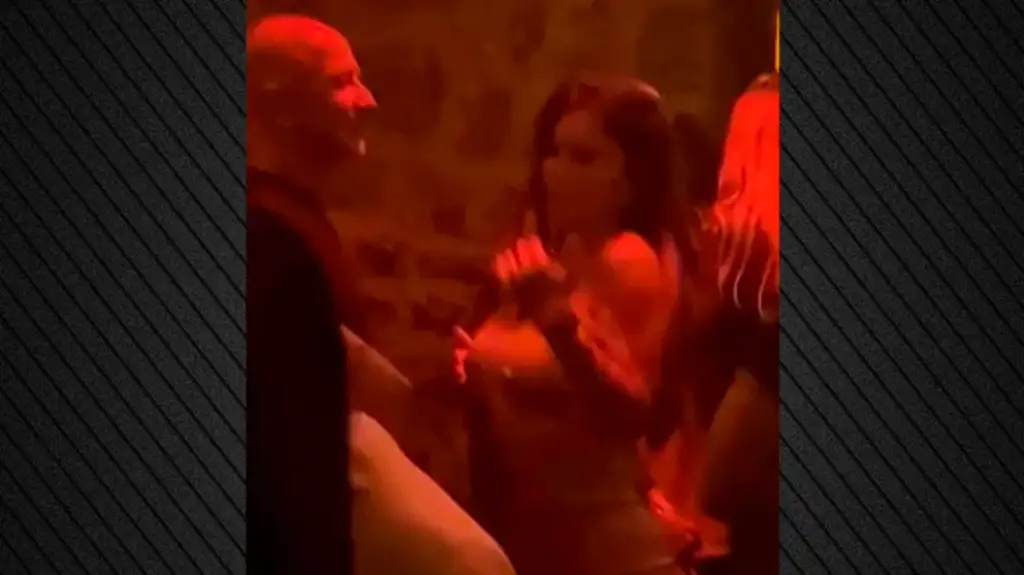Video/ Vallëzimi i çuditshëm i Jeff Bezos dhe i Lauren Sanchez në një klub në Ibiza