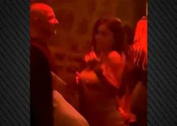 Video/ Vallëzimi i çuditshëm i Jeff Bezos dhe i Lauren Sanchez në një klub në Ibiza