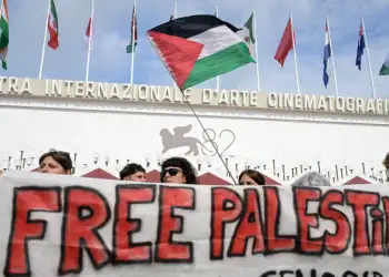 Protestuesit shpalosin pankarta pro-Gazës në hapjen e Festivalit të Filmit në Venecia