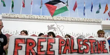 Protestuesit shpalosin pankarta pro-Gazës në hapjen e Festivalit të Filmit në Venecia