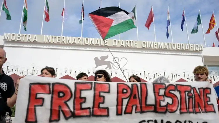 Protestuesit shpalosin pankarta pro-Gazës në hapjen e Festivalit të Filmit në Venecia