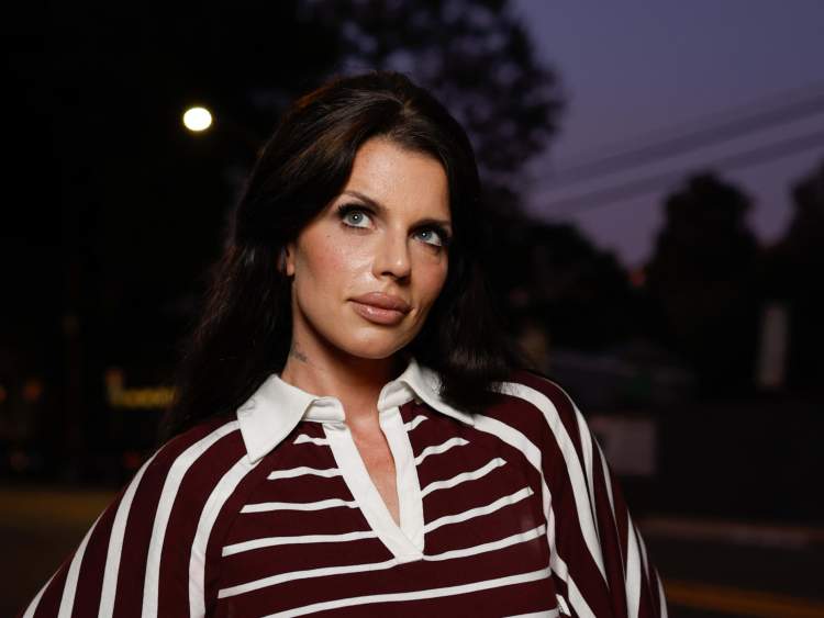 Julia Fox: Tani identifikohet si panseksuale: Mund të tërhiqem nga kushdo dhe nga çdo gjë