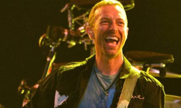 Chris Martin reagon pas skandalit me “Kiss Cam” në koncertin e Coldplay: Do ta vazhdojmë