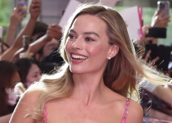 Margot Robbie: Të jesh nënë është “më e mira”! Aktorja flet për herë të parë pas lindjes së djalit