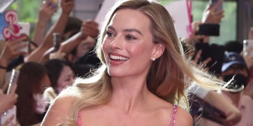 Margot Robbie: Të jesh nënë është “më e mira”! Aktorja flet për herë të parë pas lindjes së djalit