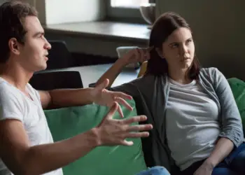 Çfarë mendon në të vërtetë çdo shenjë e horoskopit kur është mes njerëzve që s’i duron dot?