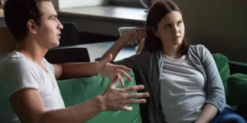 Çfarë mendon në të vërtetë çdo shenjë e horoskopit kur është mes njerëzve që s’i duron dot?