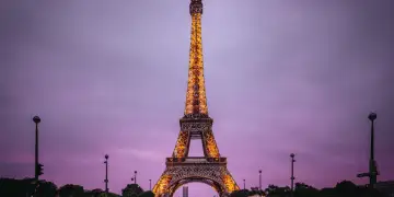 Kulla Eiffel: Si ndryshon lartësia e saj me temperaturat e verës