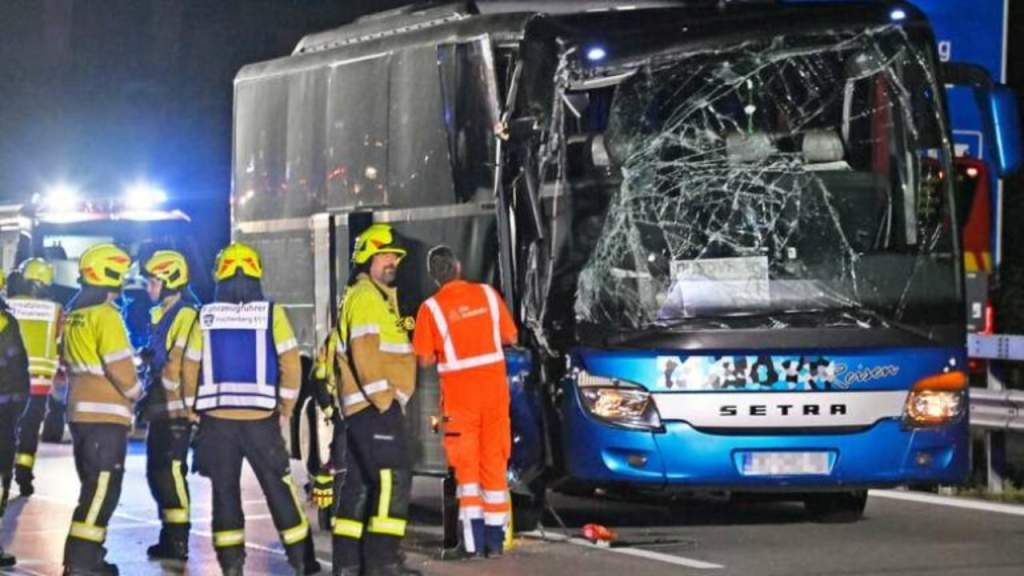 E rëndë në Gjermani/ Autobusi me qytetarë nga Kosova përplaset me kamionin, 30 të lënduar