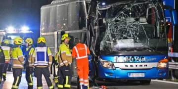 E rëndë në Gjermani/ Autobusi me qytetarë nga Kosova përplaset me kamionin, 30 të lënduar