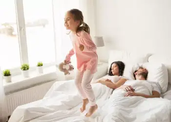 Çfarë duhet të bëjnë prindërit kur fëmija refuzon të flejë gjumë?