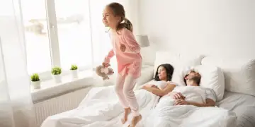 Çfarë duhet të bëjnë prindërit kur fëmija refuzon të flejë gjumë?