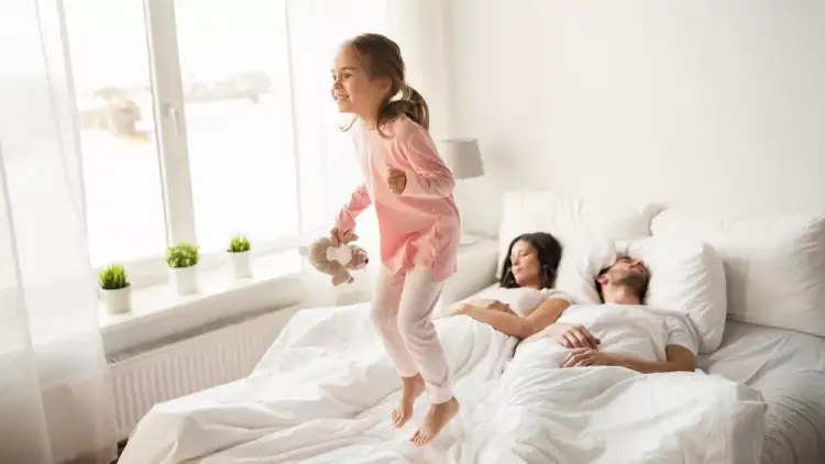 Çfarë duhet të bëjnë prindërit kur fëmija refuzon të flejë gjumë?