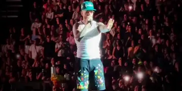 Gruaja kishte me vete fëmijë pa mbrojtëse veshësh, Maluma ndërpret koncertin për të