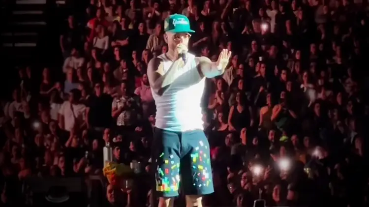 Gruaja kishte me vete fëmijë pa mbrojtëse veshësh, Maluma ndërpret koncertin për të