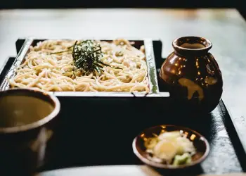 Praktika japoneze që na ndihmon të ndihemi të ngopur me më pak ushqim