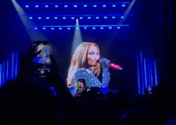 Karkaleci i afrohet te qafa, Jennifer Lopez përballon me qetësi incidentin në skenë gjatë koncertit