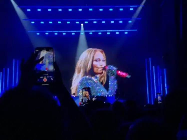 Karkaleci i afrohet te qafa, Jennifer Lopez përballon me qetësi incidentin në skenë gjatë koncertit