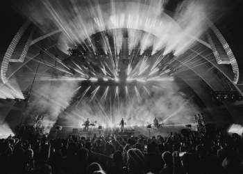 Tronditje në koncert: Gruaja sulmohet brutalisht, humb ndjenjat para turmës