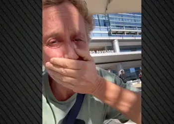 Video/ Komediani Pauly Shore shpërtheu në lot pasi iu hoq një tumor nga pankreasi