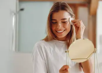 Trendi japonez i bukurisë për lëkurë rinore dhe flokë të shndritshëm