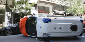 Aksident fatal në Goudi, ambulanca përmbyset gjatë transportit të pacientit, humb jetën 54-vjeçari