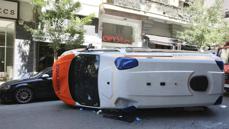 Aksident fatal në Goudi, ambulanca përmbyset gjatë transportit të pacientit, humb jetën 54-vjeçari