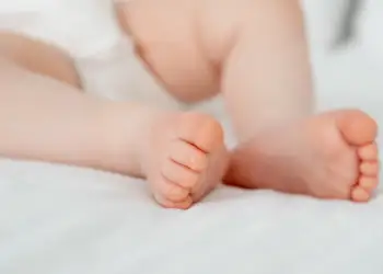 Britani/ Foshnja ndërron jetë nga kolla e mirë, ja ku gaboi nëna