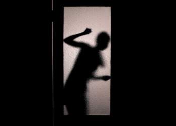 E pazakontë! Shpëtohet pas 30 orësh e mbyllur: Gruaja në Kinë dërgon mesazh me gjak përmes një jastëku