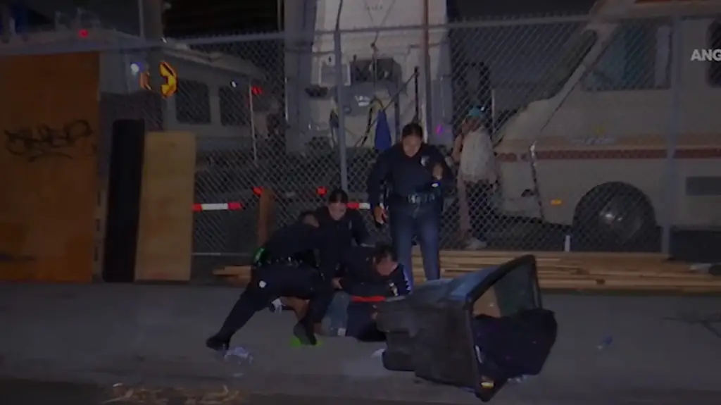 Dy të vdekur dhe gjashtë të plagosur nga të shtënat në Los Angeles