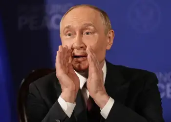 Një breshëri pyetjesh për Putin pak para takimit me Trump në Alaska, videoja e reagimit të tij