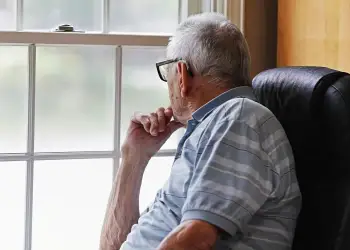 Studimi: Vetmia lidhet me shëndet të keq dhe kosto më të larta mjekësore