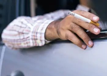 Alarmi shëndetësor, baballarët që pijnë duhan rrezikojnë fëmijët dhe nipërit e tyre