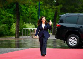 U kap duke i filmuar vajzat e presidentes së Kosovës, arrestohet kameramani