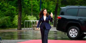 U kap duke i filmuar vajzat e presidentes së Kosovës, arrestohet kameramani