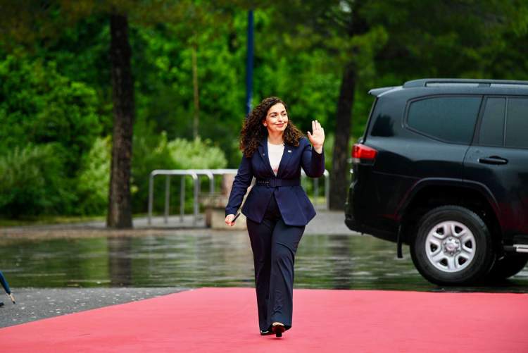 U kap duke i filmuar vajzat e presidentes së Kosovës, arrestohet kameramani