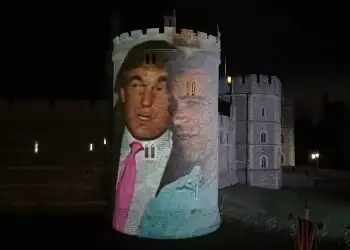 Arrestime në Britani/ Imazhet e Trump dhe Epstein shfaqen mbi Kështjellën Windsor
