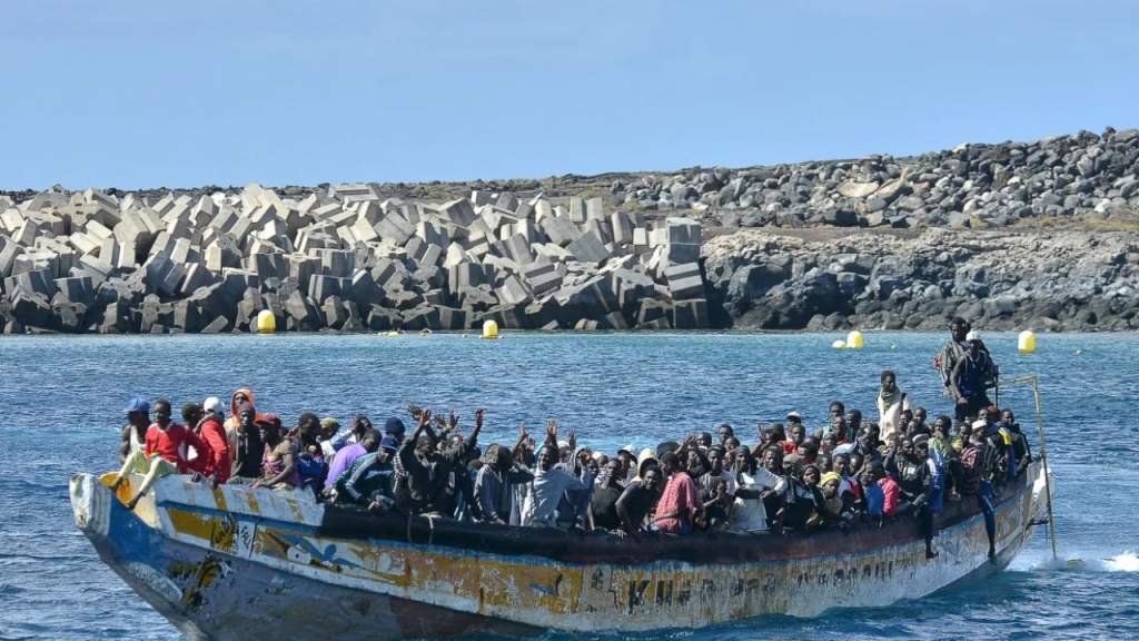 Masakër në mes të detit: 70 emigrantë zhduken pas sulmit brutal në anijen drejt Kanarive