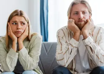 Pse shfaqet mërzia në një marrëdhënie? Si mund të rizgjohet flaka e dashurisë?