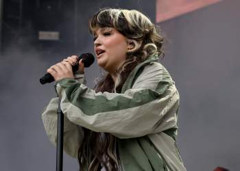 U rrëzua në skenë gjatë festivalit “All Things Go”, reagon Lola Young