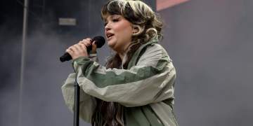 U rrëzua në skenë gjatë festivalit “All Things Go”, reagon Lola Young